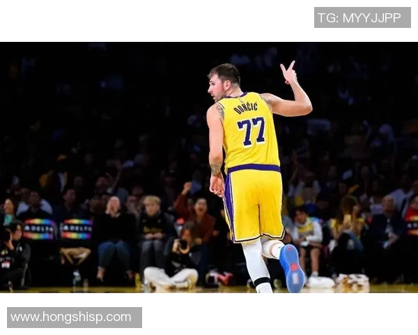 镜头捕捉:东契奇赛场小动作引发热议